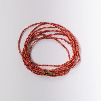 Pulsera de gratitud envuelta en rojo y naranja